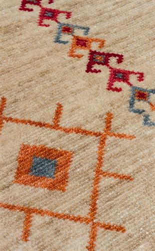 ZARA ZR 20 LIGHT MULTY  Otantik Desenli Özel Hav Vermeyen ve Kolay Temizlenebilir Tensel Kullanılarak El Emeği ile Özel Tezgahlarda Üretilen Modern Uşak Halısı