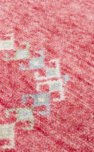 ZARA ZR 20 RED MULTY  Otantik Desenli Özel Hav Vermeyen ve Kolay Temizlenebilir Tensel Kullanılarak El Emeği ile Özel Tezgahlarda Üretilen Modern Uşak Halısı