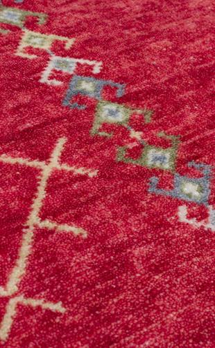 ZARA ZR 20 RED MULTY  Otantik Desenli Özel Hav Vermeyen ve Kolay Temizlenebilir Tensel Kullanılarak El Emeği ile Özel Tezgahlarda Üretilen Modern Uşak Halısı