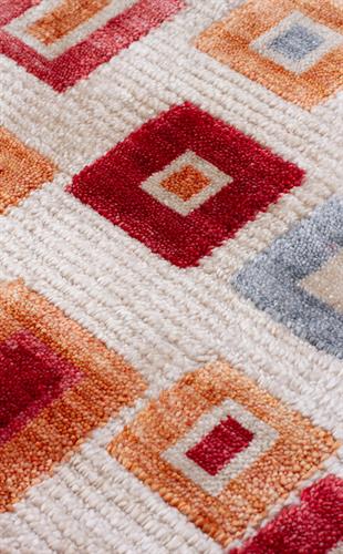 ZARA ZR 21 BEIGE MULTY  Otantik Desenli Özel Hav Vermeyen ve Kolay Temizlenebilir Tensel Kullanılarak El Emeği ile Özel Tezgahlarda Üretilen Modern Uşak Halısı