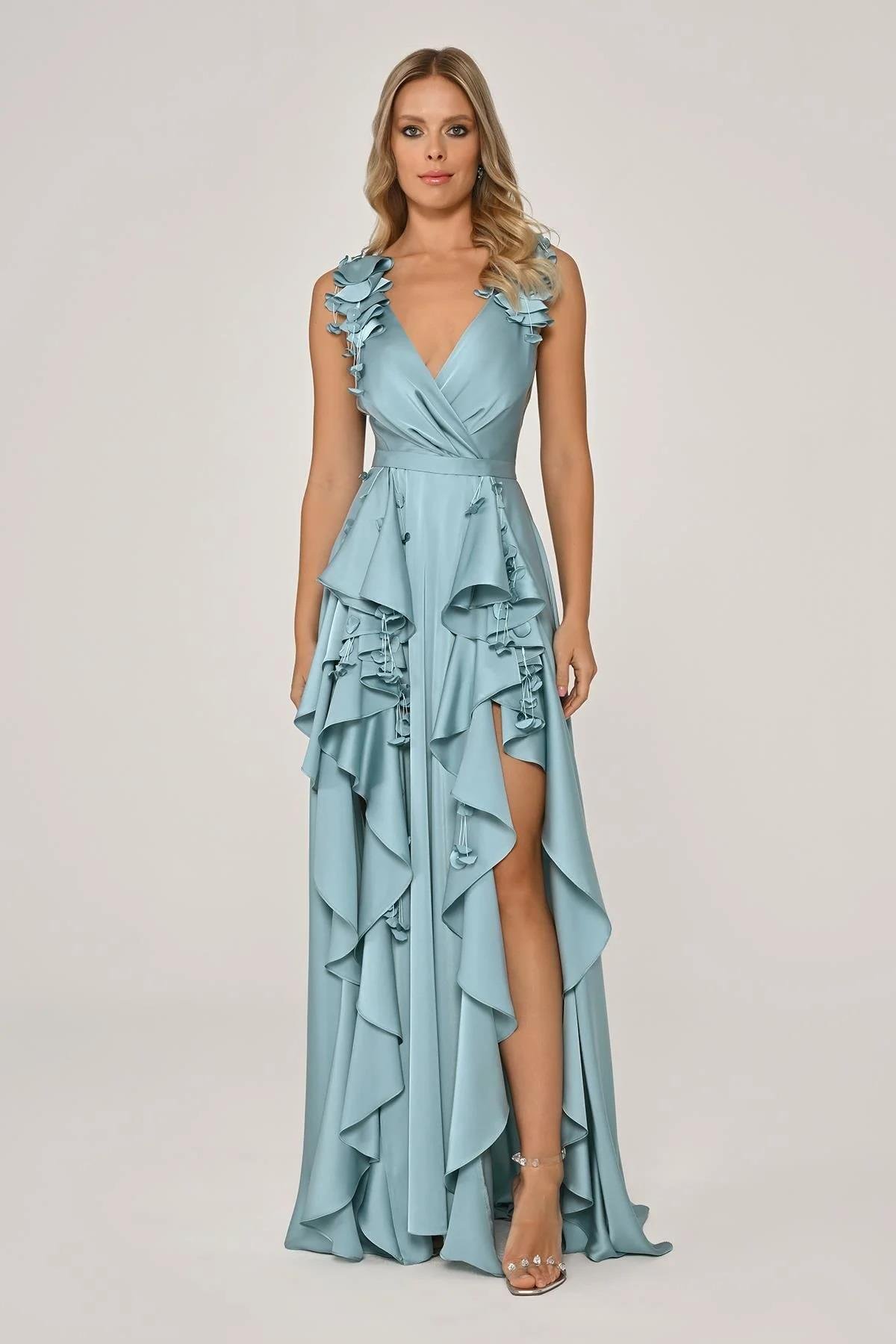 HANZADE ALTAYLIÇift Yırtmaçlı Çiçek Aksesuarlı Saten Uzun Abiye Elbise