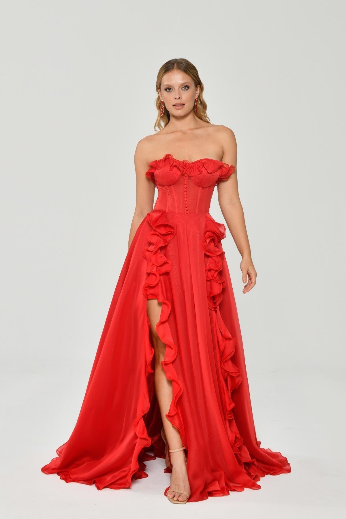 HANZADE ALTAYLIStraplez Fırfırlı Yırtmaçlı Uzun Tül Elbise