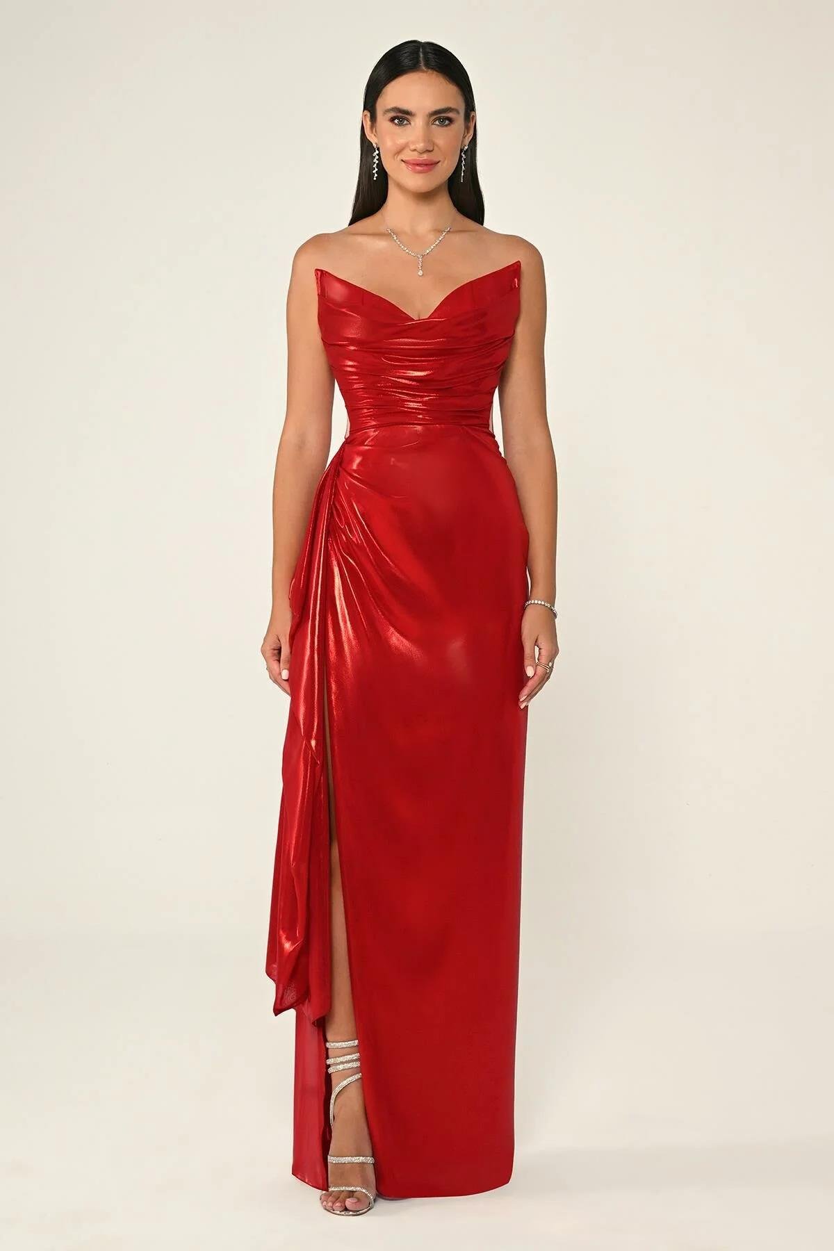 ALFABETAStraplez Parlak Kumaş Yandan Yırtmaçlı Uzun Elbise