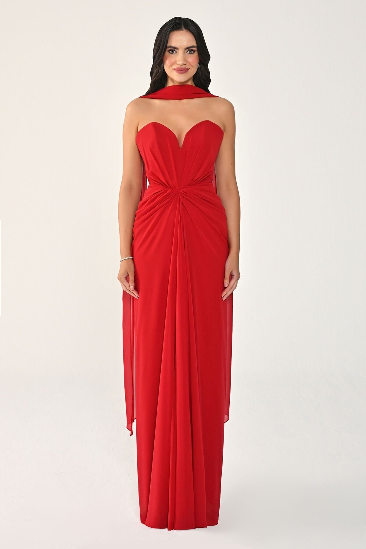 ALFABETAStraplez Şal Aksesuarlı Drapeli Şifon Uzun Abiye Elbise