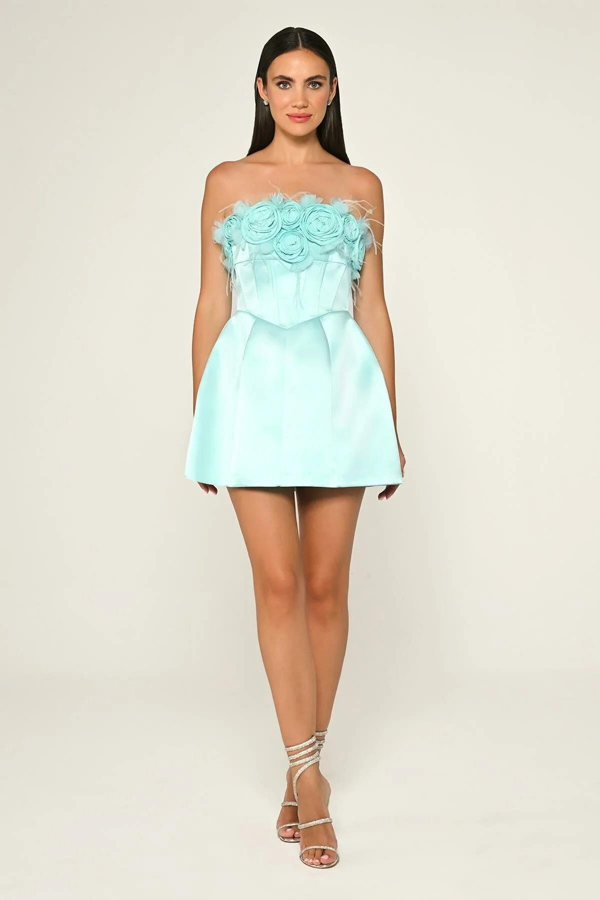 ALFABETAStraplez Üst Çiçek Aksesuarlı Mat Saten Kısa