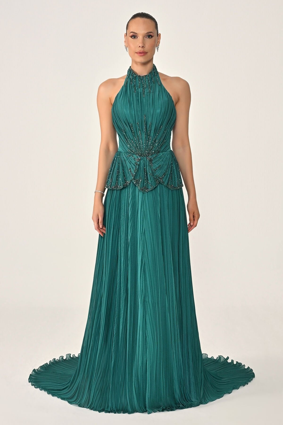 ALFABETAHalter Yaka Sırt Dekolteli Taşlı Piliseli Şifon Uzun Abiye Elbise