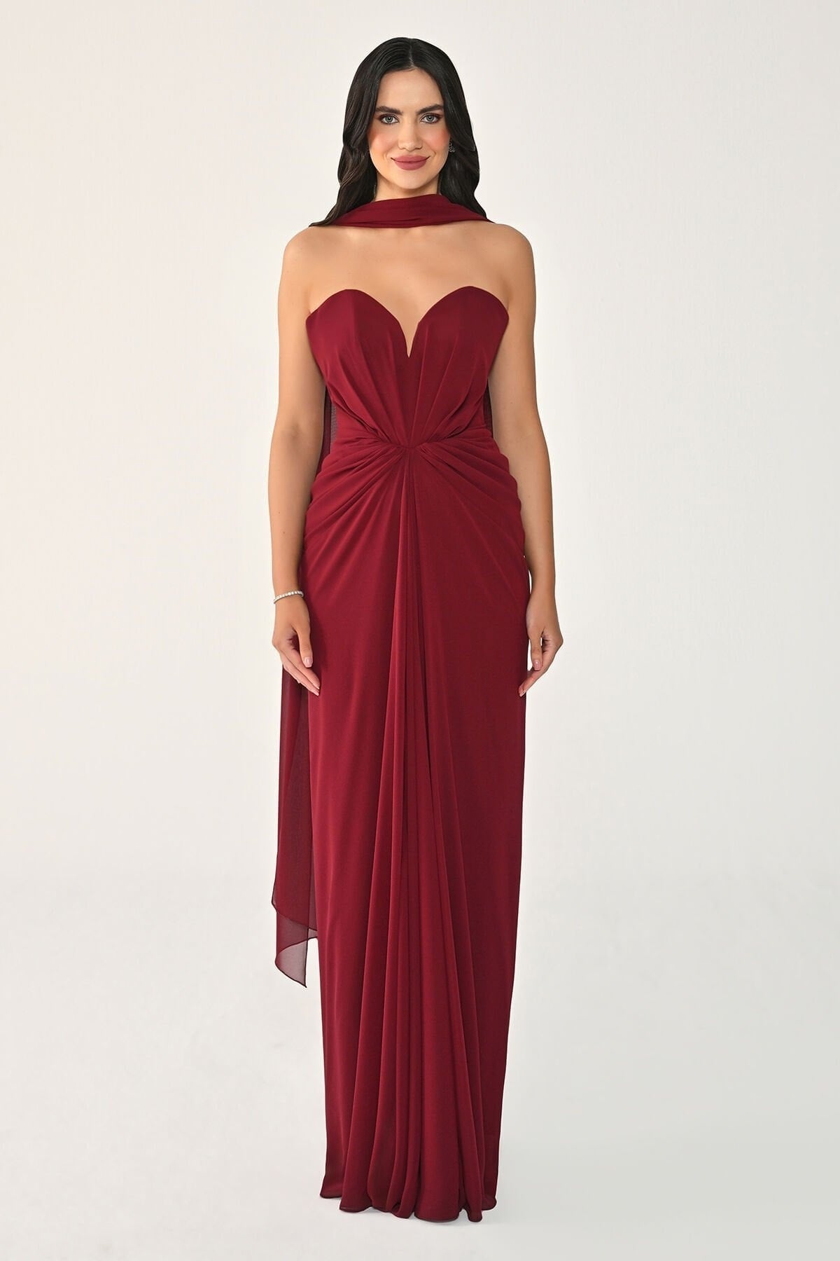 ALFABETAStraplez Şal Aksesuarlı Drapeli Şifon Uzun Abiye Elbise