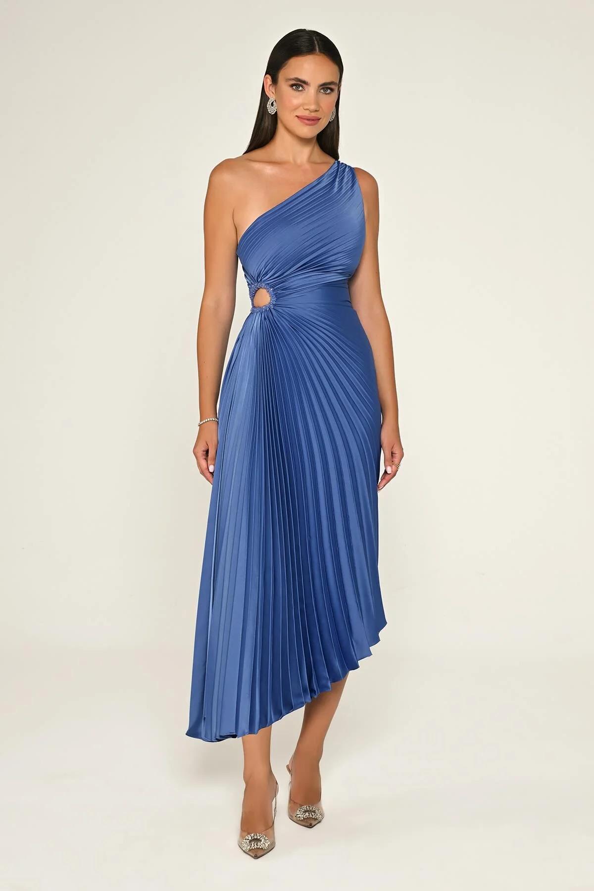 HANZADE ALTAYLITek Omuz Beli Pencere Detaylı Pliseli Saten Asimetrik Kesim Midi Elbise