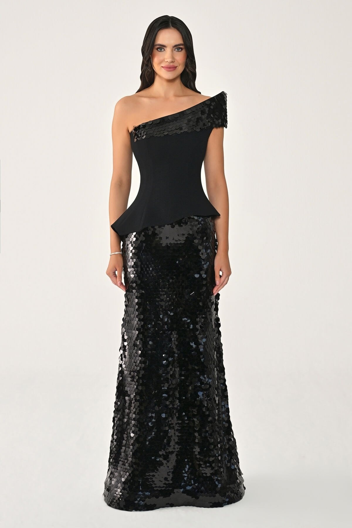 ALFABETATek Omuz Üst Asimetrik Kesim Pullu Uzun Abiye Elbise