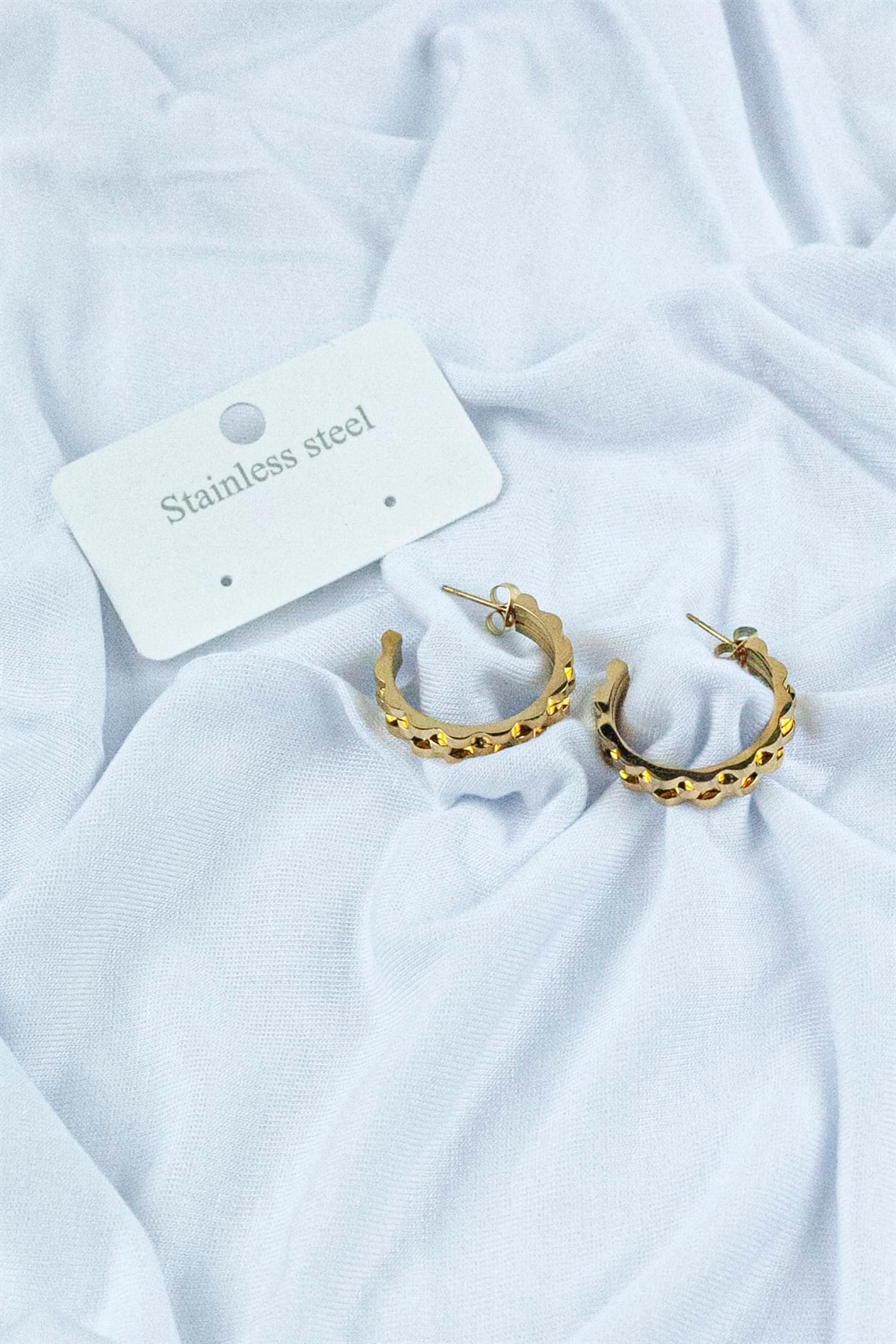 Üzeri İşlemeli Yarım Çelik Halka Küpe