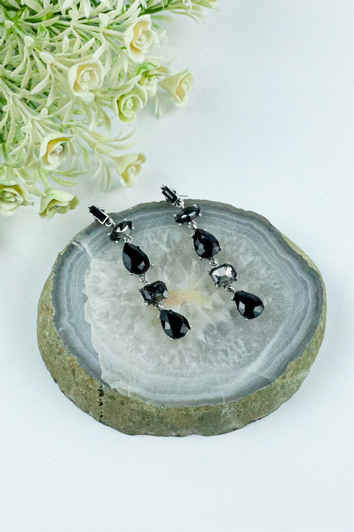 Siyah Taşlı Sallanrılı Modern Küpe