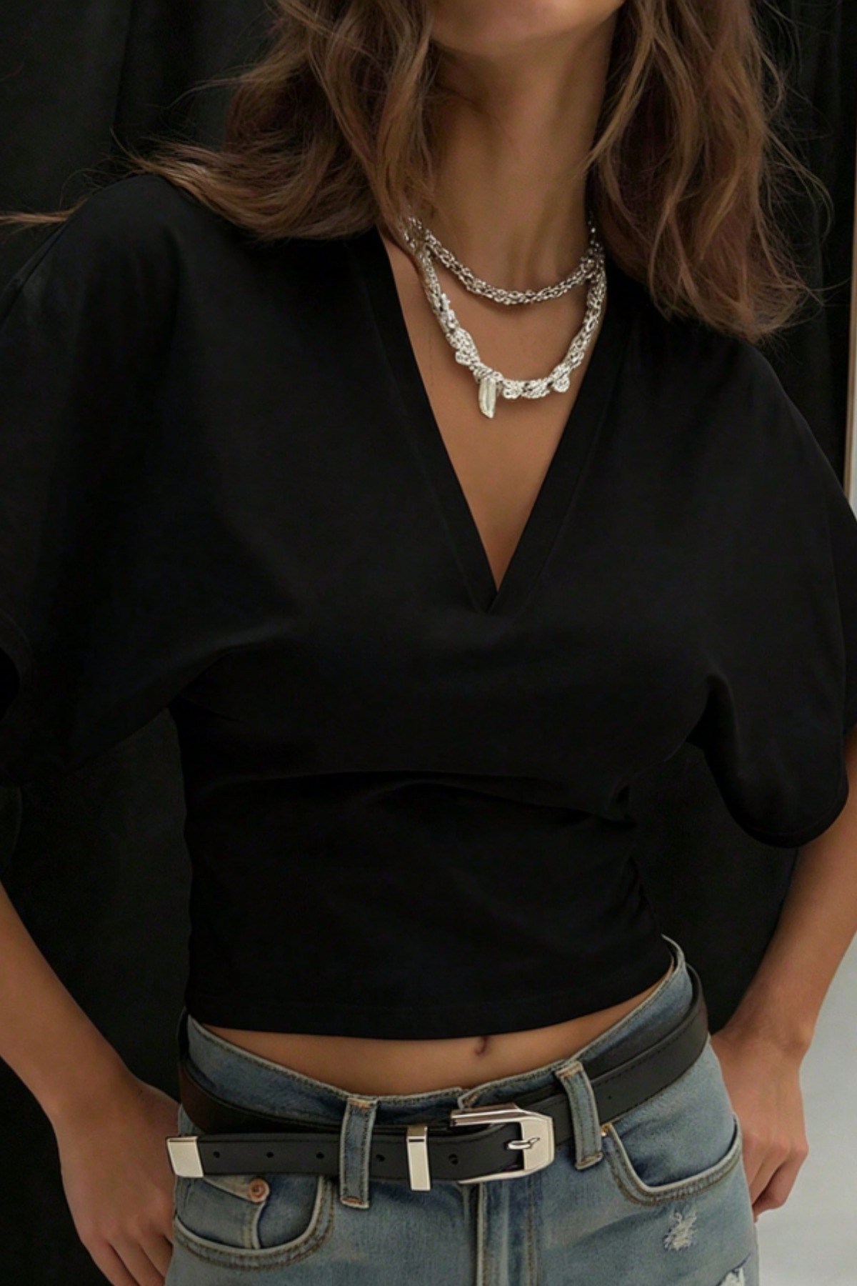 Kadın Beyaz V Yaka Drape Detaylı Crop Bluz – Rahat Kalıp Şık Günlük Üst
