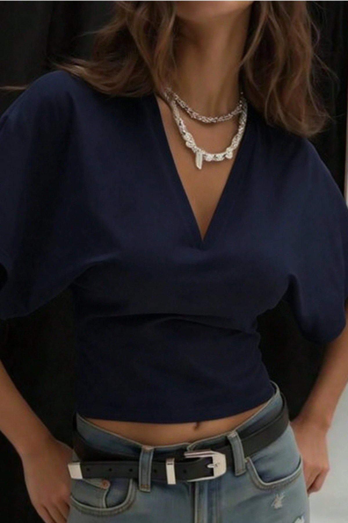 Kadın Beyaz V Yaka Drape Detaylı Crop Bluz – Rahat Kalıp Şık Günlük Üst