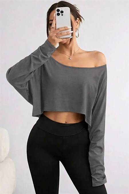 Kadın Düşük Omuz Kayık Yaka Oversize Uzun Kollu Crop T-Shirt