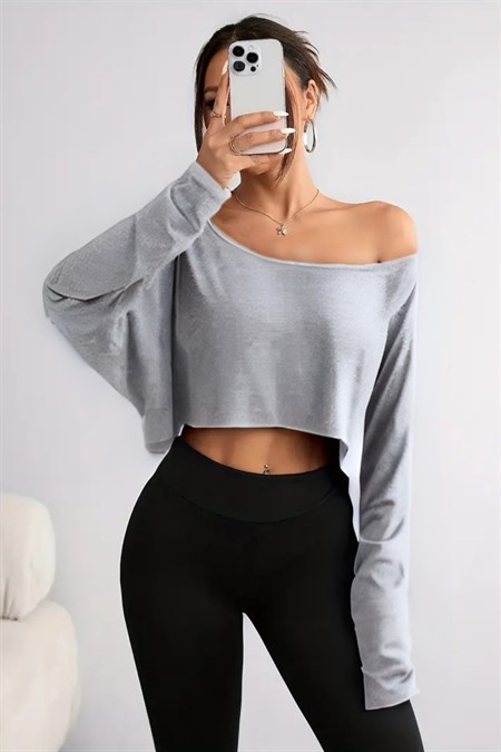 Kadın Düşük Omuz Kayık Yaka Oversize Uzun Kollu Crop T-Shirt