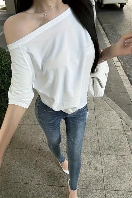 Beyaz Kadın Düşük Omuz Kayık Yaka Oversize T-Shirt