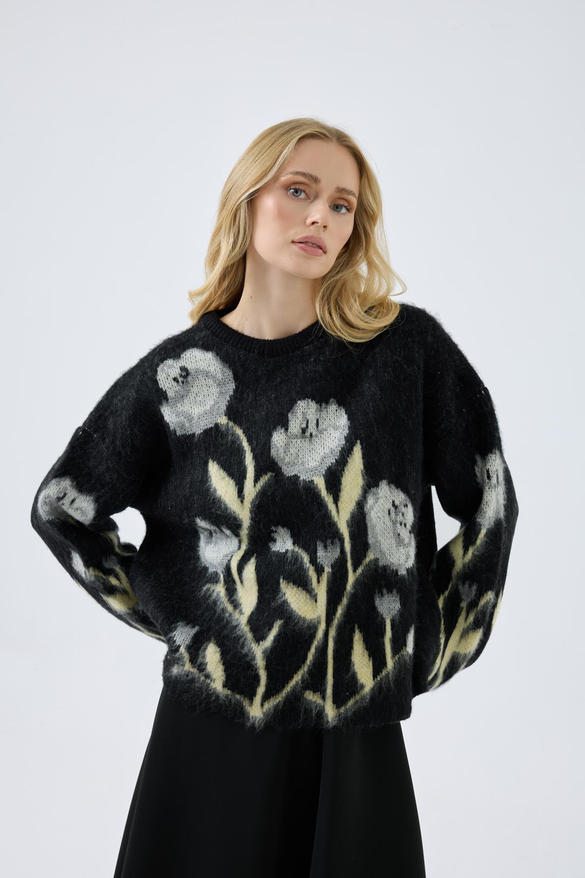 Nakışlı Siyah Kazak