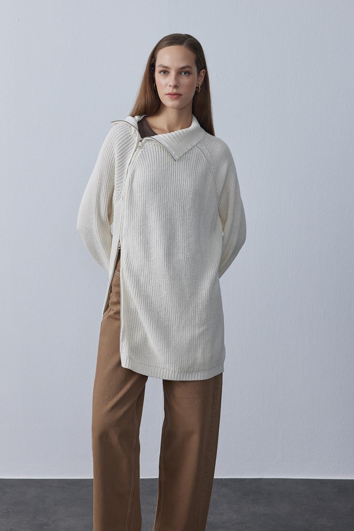 Fermuarlı Bej Triko Kazak