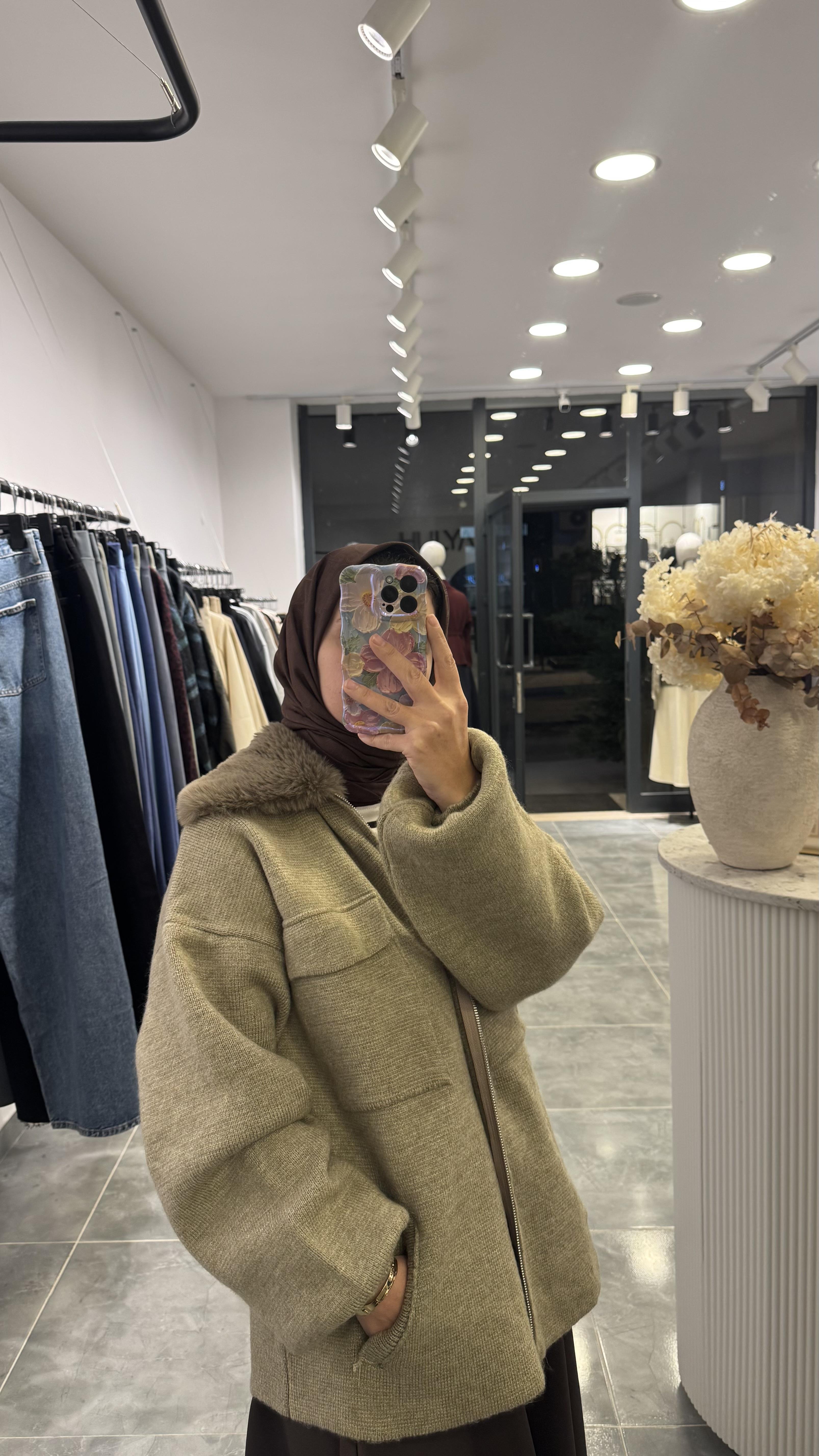 Kürk Yaka Detaylı Hırka