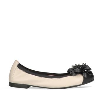 PRETTYBALLERINAS Hakiki Deri Çiçek Detaylı Kadın Babet Z620 COTON NEGRO COTON CAOLIN