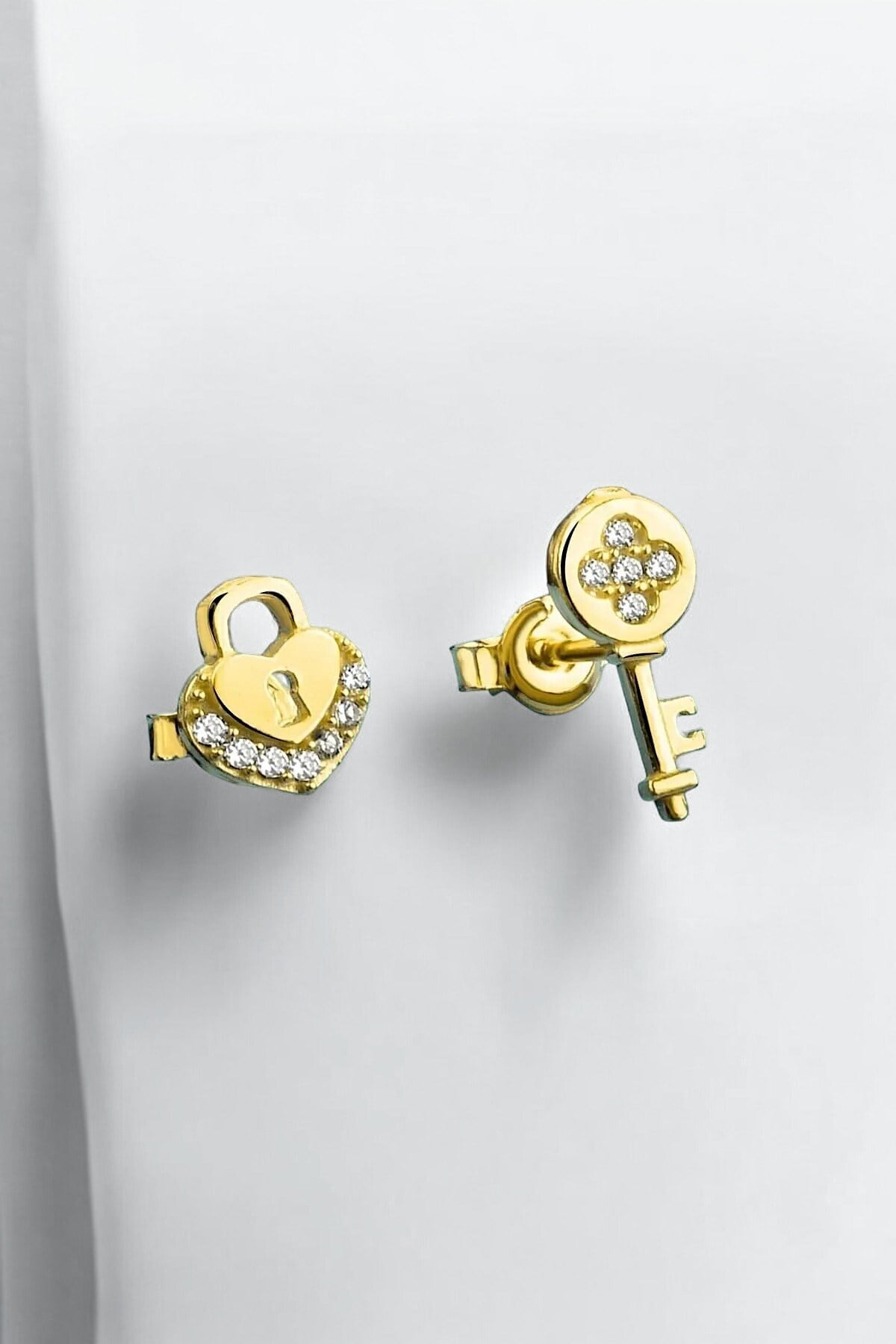Gümüş 925 Ayar Zirkon Taşlı Gold Renkli Kalp Kilit Küpe