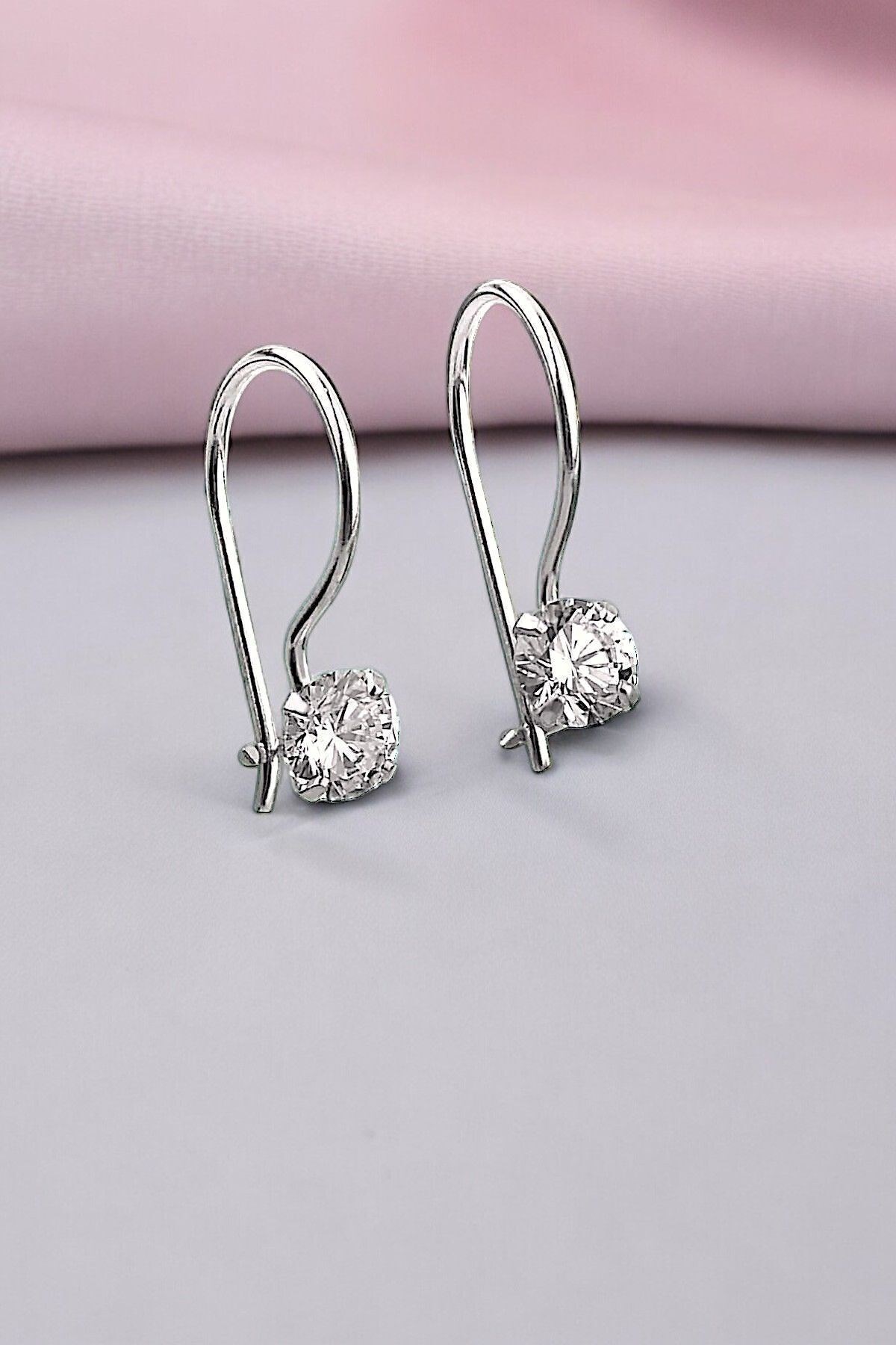 Gümüş 5 mm Premium Star Kesim Zirkon Tek Taş Mengeçli Küpe