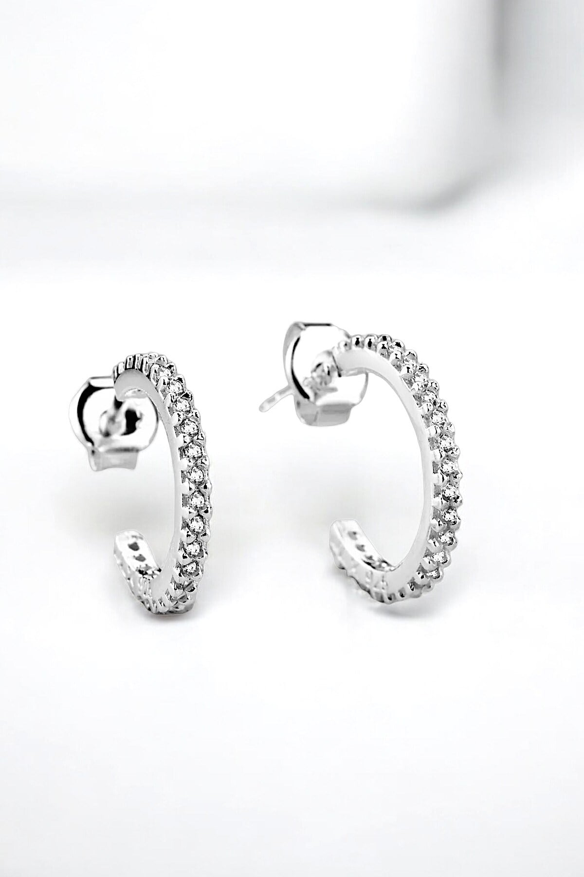 Gümüş 925 Ayar 15 Mm Yarım Tur Zirkon Taşlı Küpe