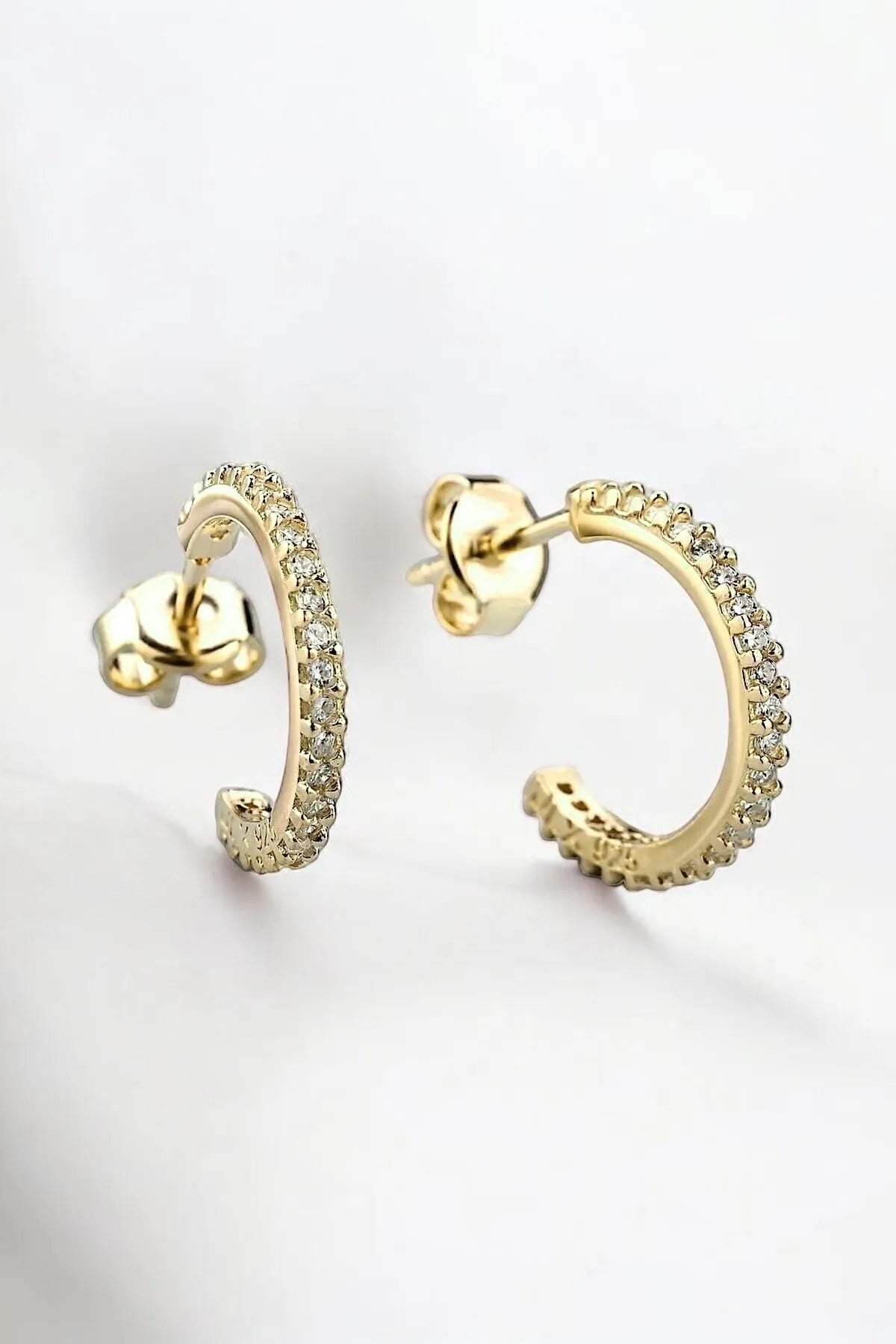 Gümüş 925 Ayar 15 Mm Yarım Tur Zirkon Taşlı Gold Küpe