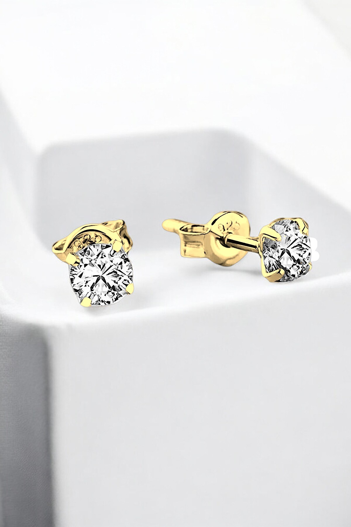Gümüş 925 Ayar 4 mm Premium Star Kesim Zirkon Taşlı Gold Çivili Küpe