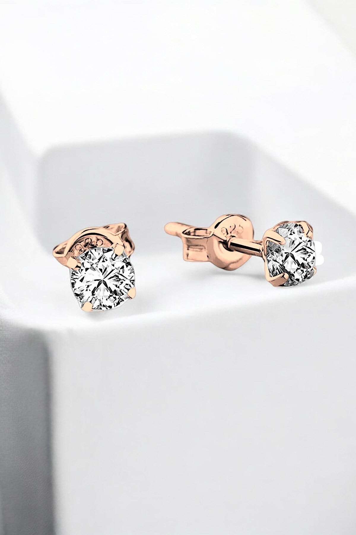 Gümüş 925 Ayar 4 mm Tek Zirkon Taşlı Rose Çivili Küpe