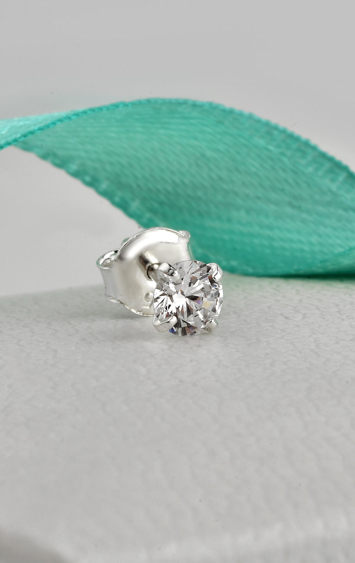 Gümüş Zirkon Tek Taşlı Çivili Küpe 4mm