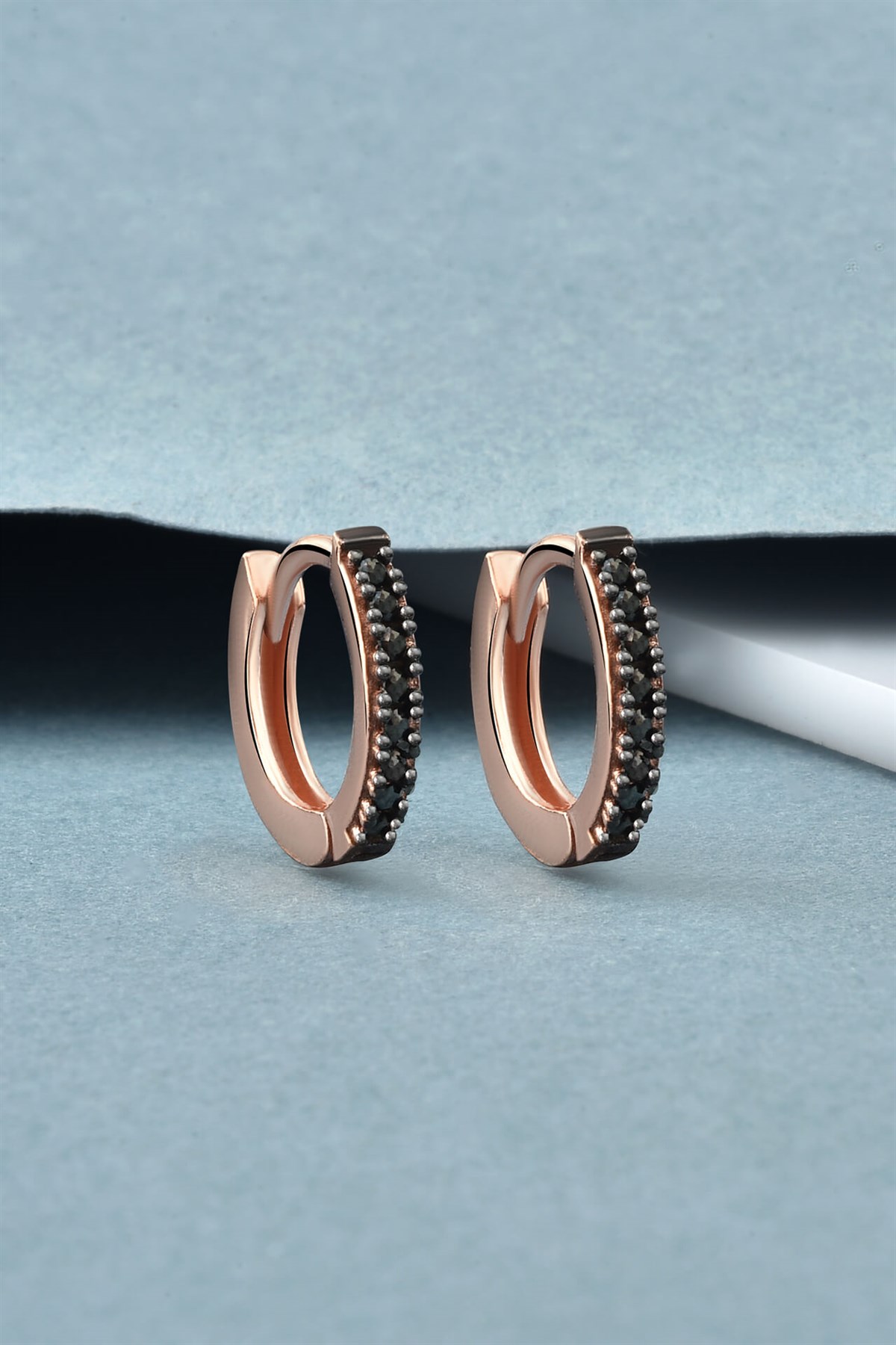 Minimalist Siyah Zirkon Taşlı Rose Renkli Gümüş Küpe