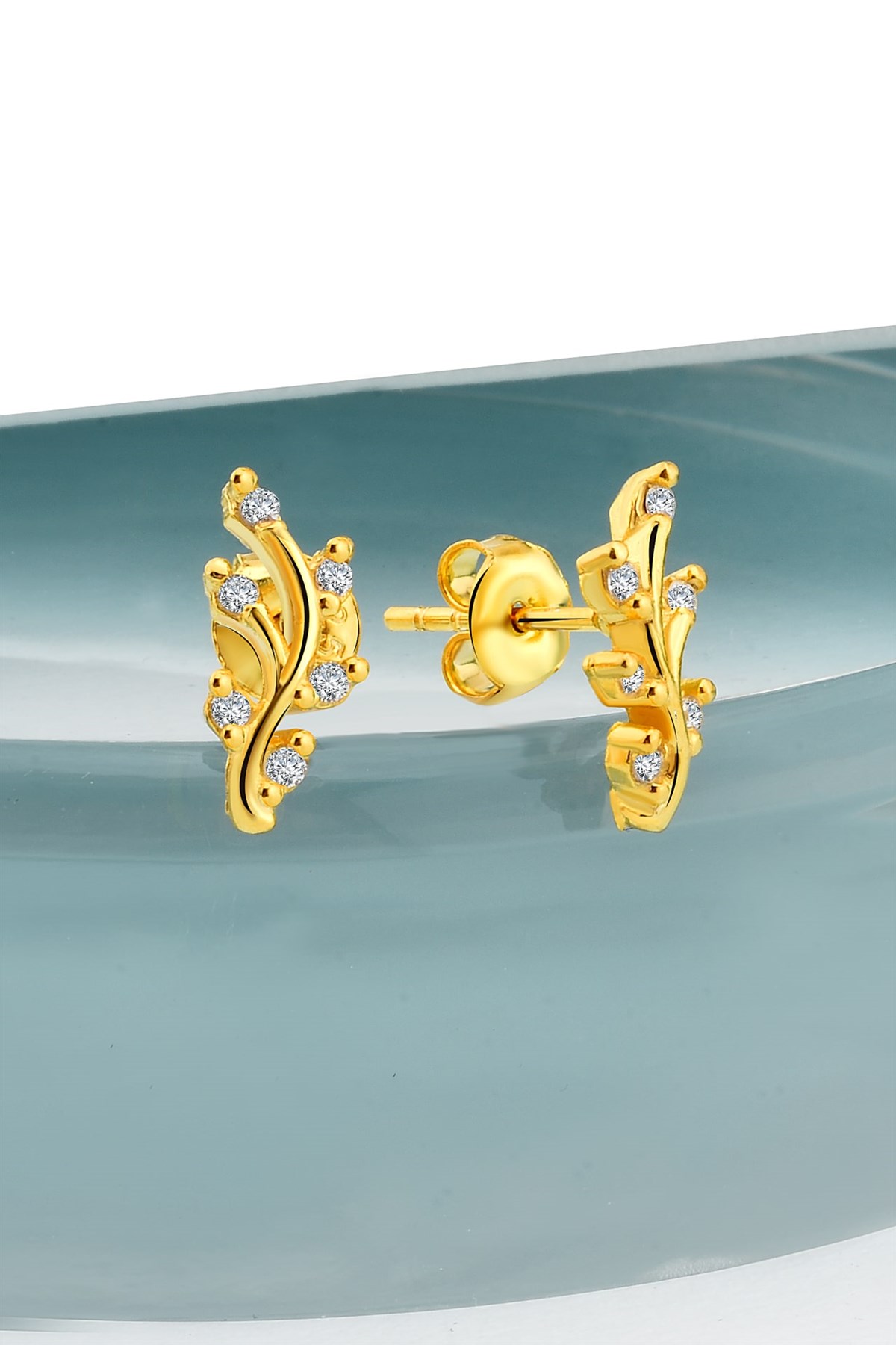 Minimalist Zirkon Taşlı Dal Model Çivili Gold Küpe