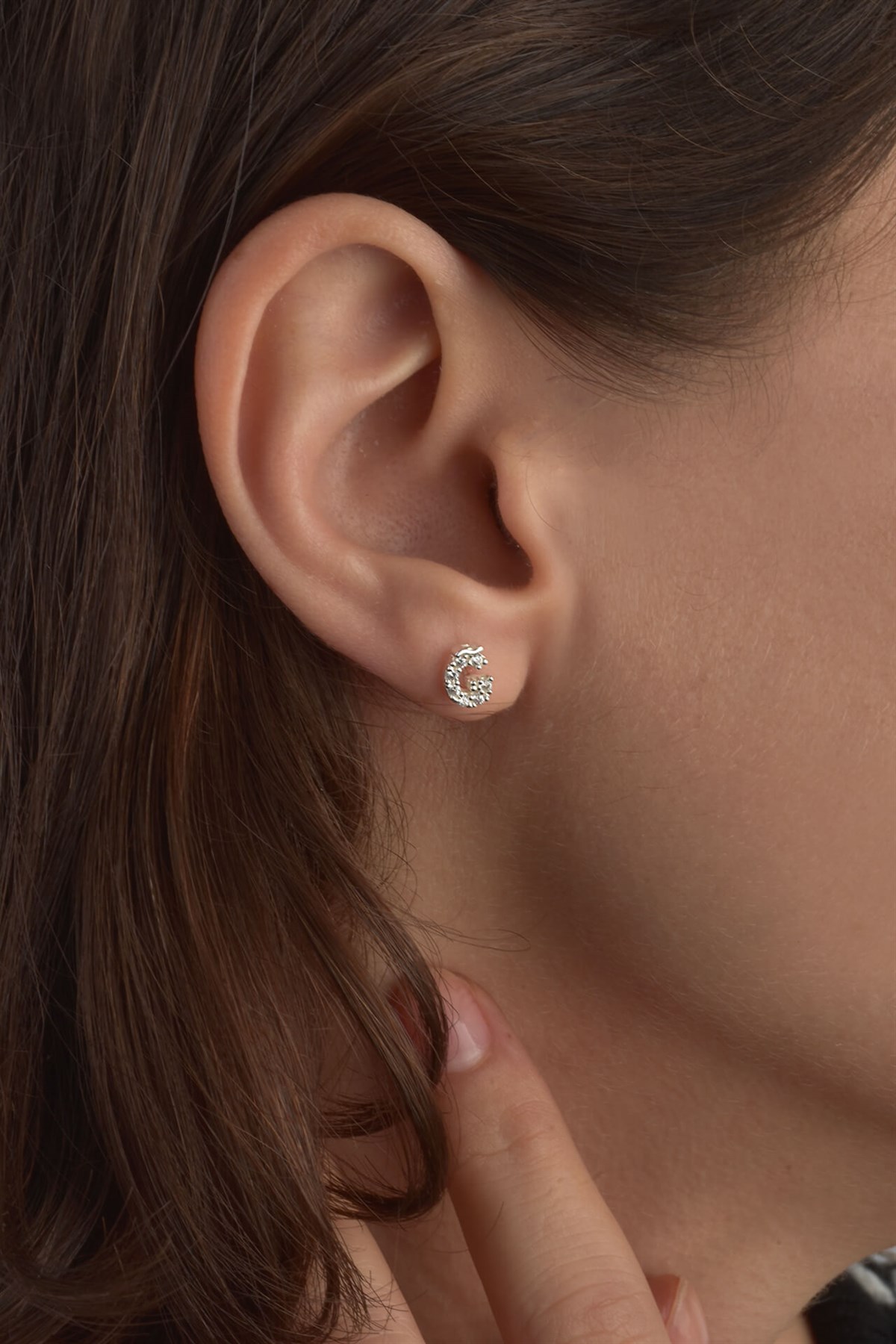 Minimalist Zirkon Taşlı Ğ Harfli Gümüş Küpe