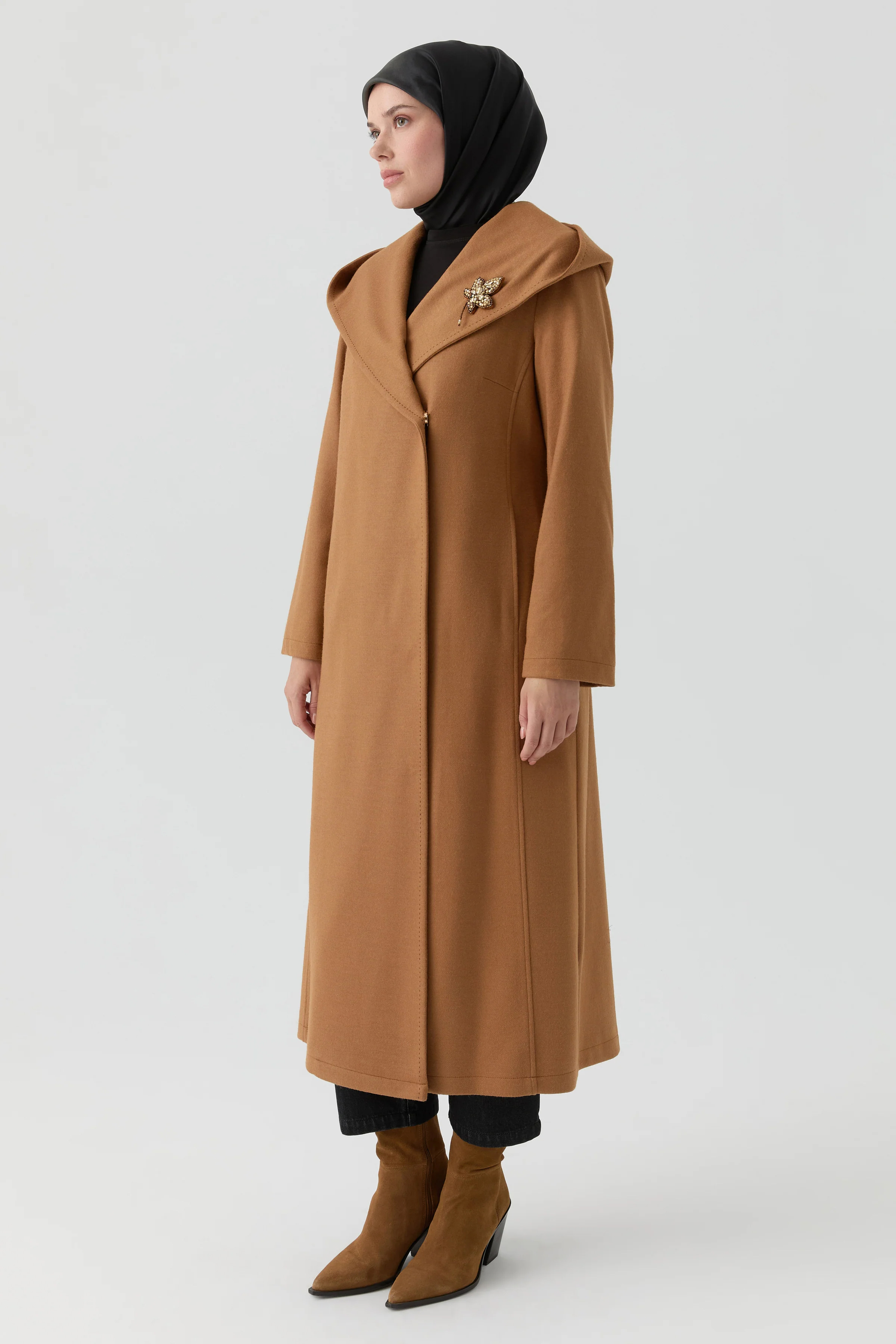 Kapüşonlu Broş Detaylı Keçe Kaban - Camel