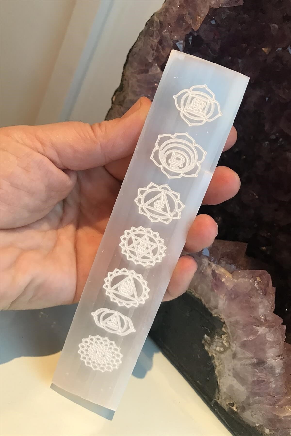 7 Çakra kabatmalı Selenit Tepsi