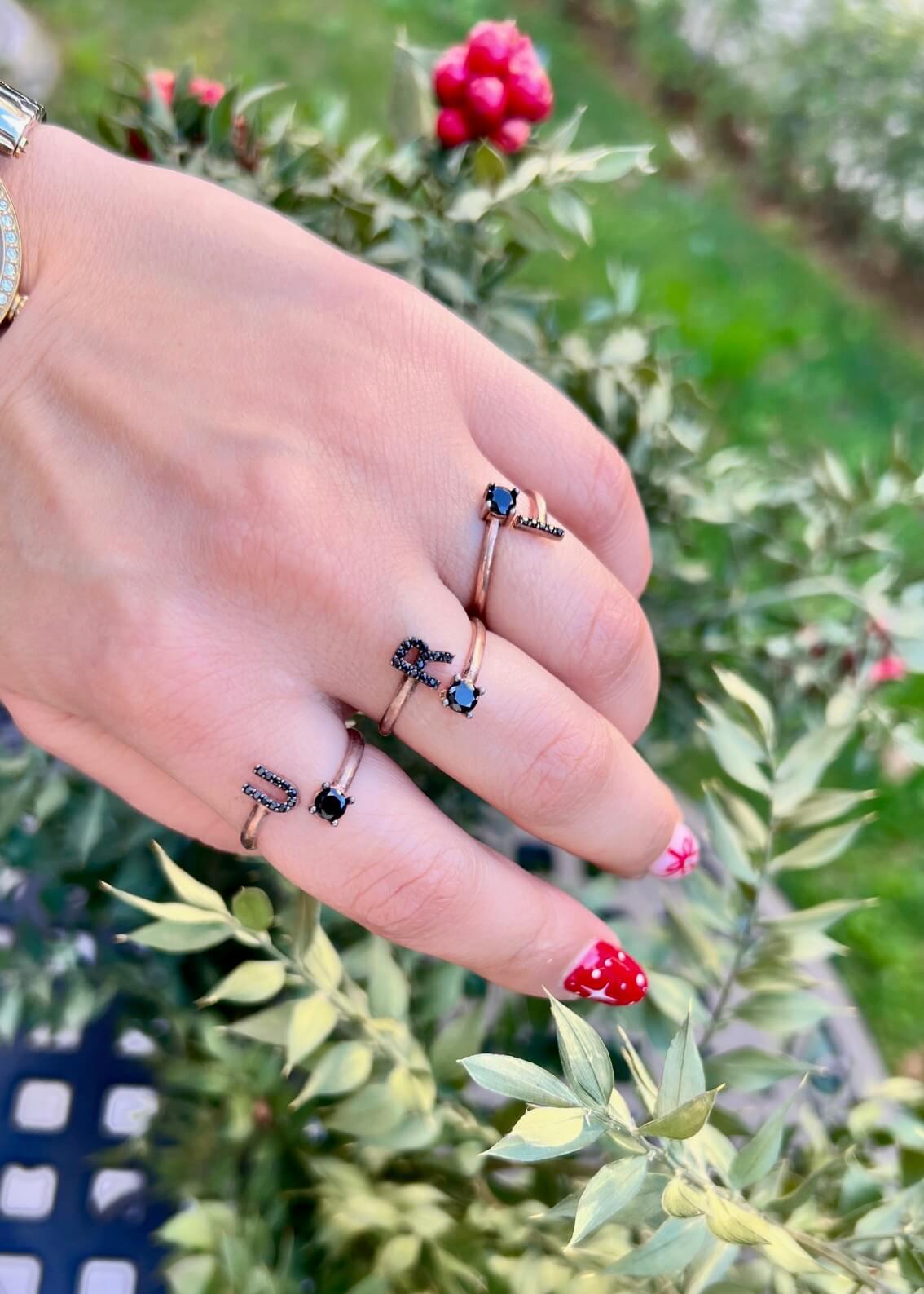 Siyah Taşlı Rose Harf Yüzük