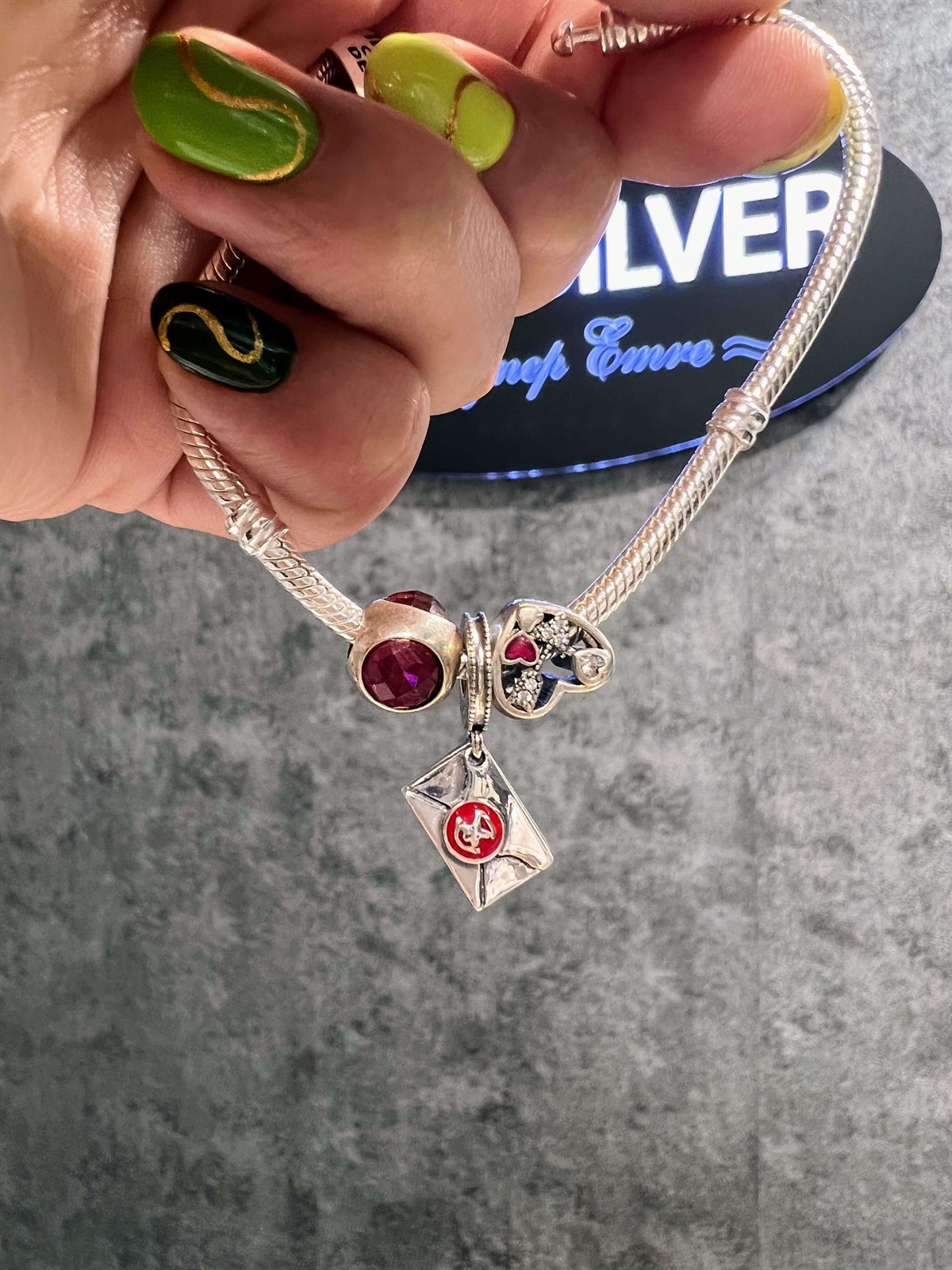 Kalp ve Ok Detaylı Kalp Charm