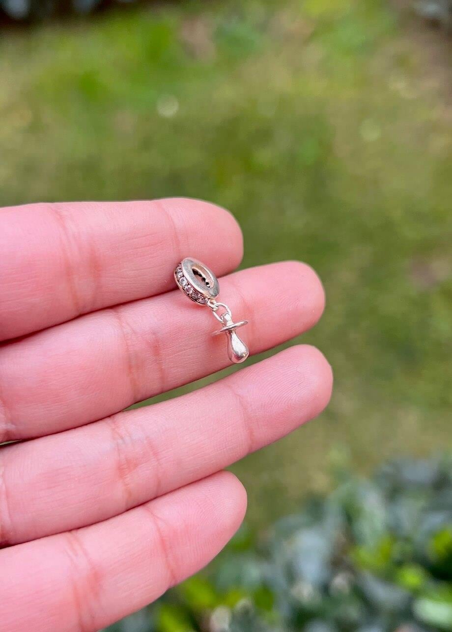 Sallantılı Emzik Charm