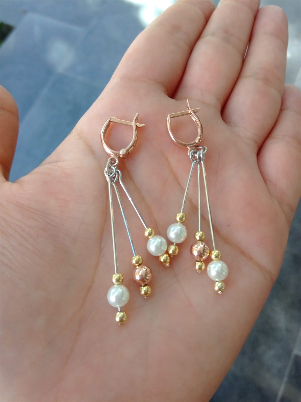 Sallantılı İncili Rose Küpe