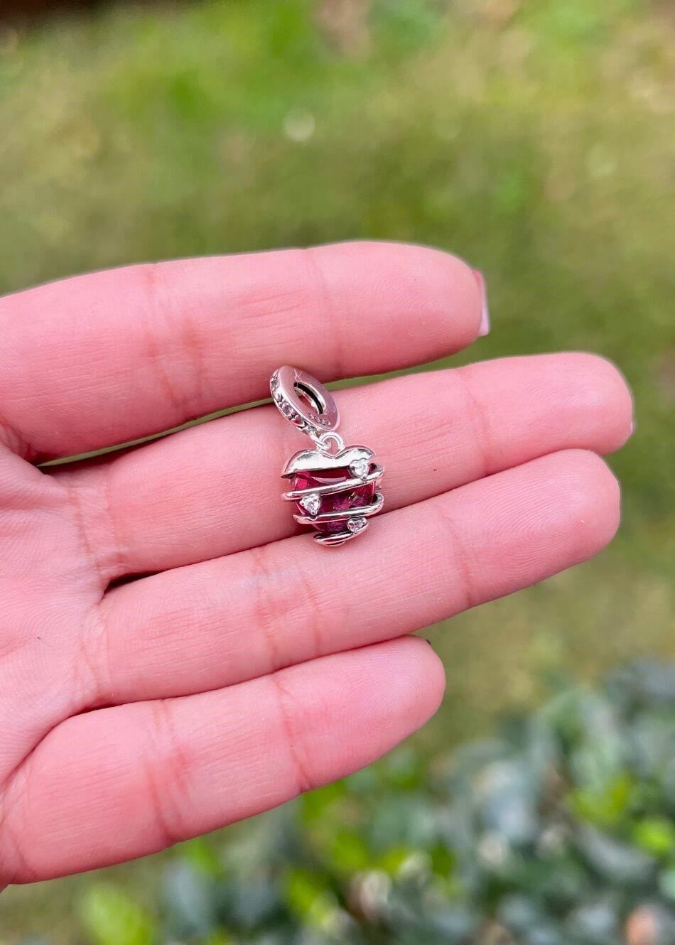 Sallantılı Kırmızı Taşlı Kalp Charm