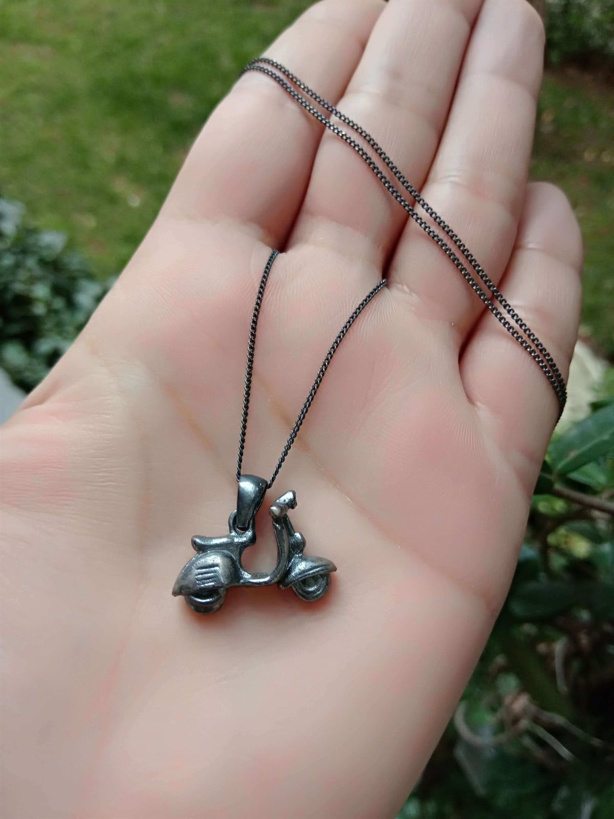 Siyah Kaplamalı Gümüş Vespa Kolye