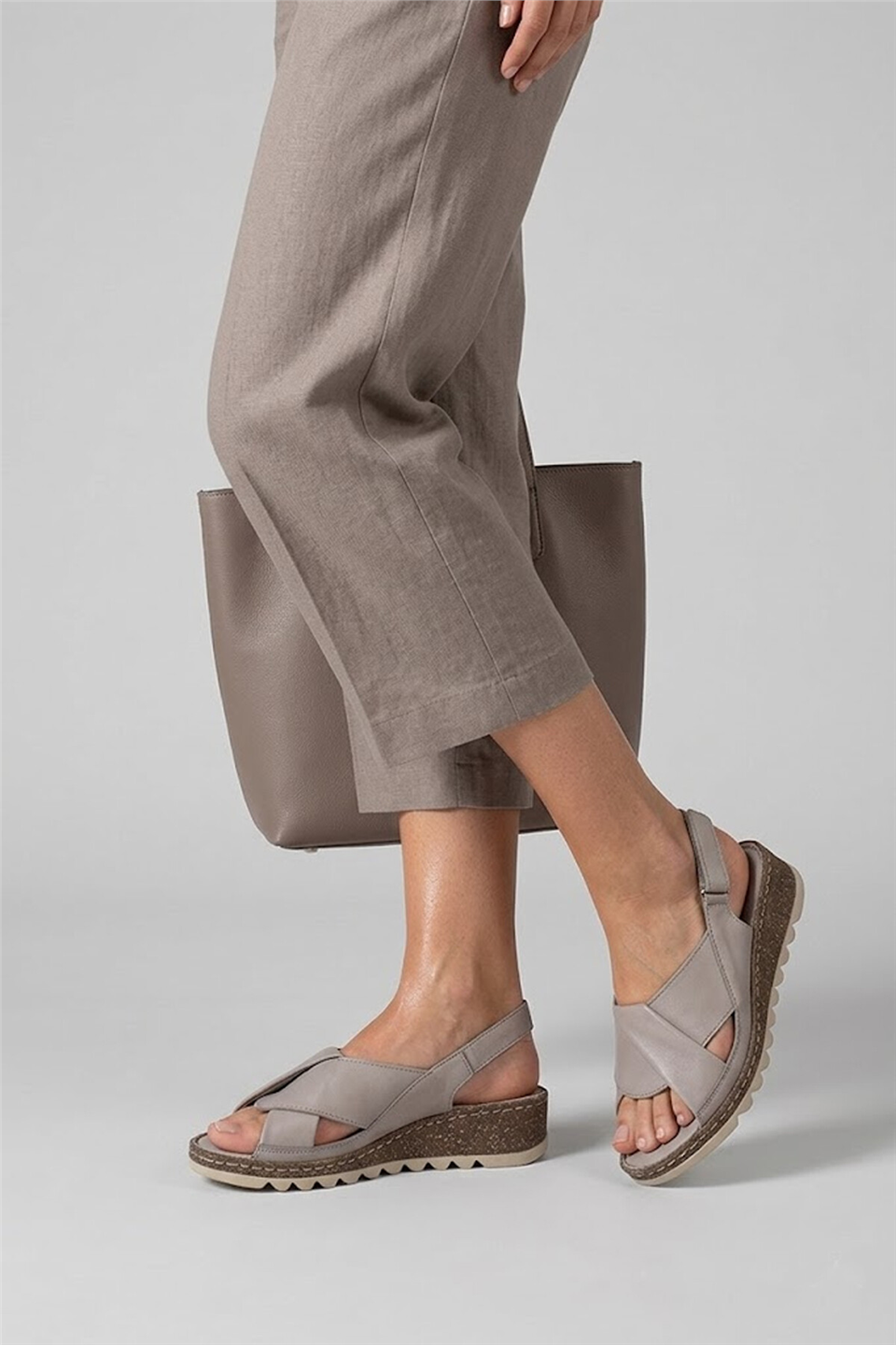 Elit 26YRhm018 Kadın Hakiki Deri Ortopedik Düz Sandalet Gri