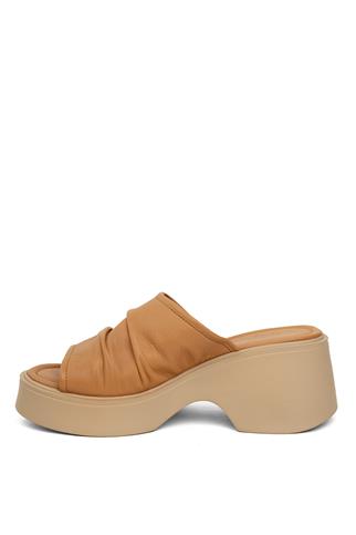 Zeyn 7841C Kadın Hakiki Deri Dolgu Topuk Terlik Taba