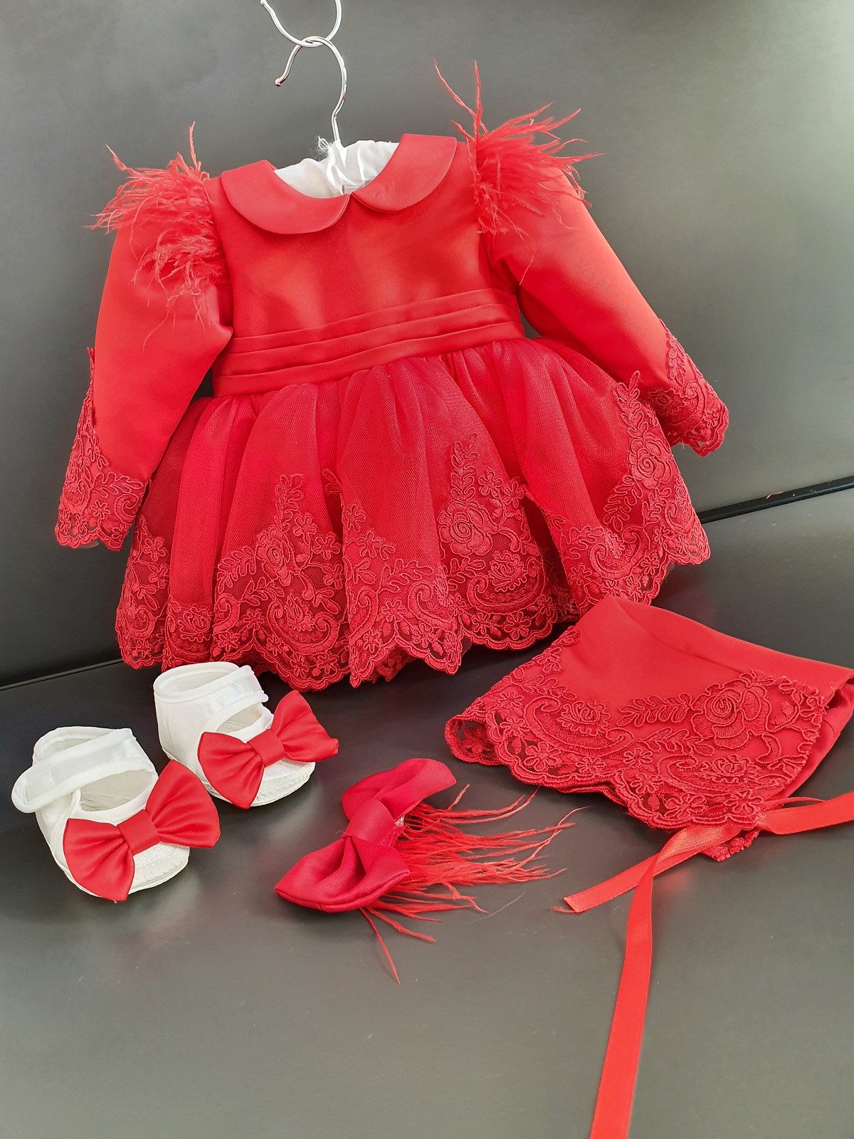 Kırmızı dantelli uzun kol bebek elbisesi