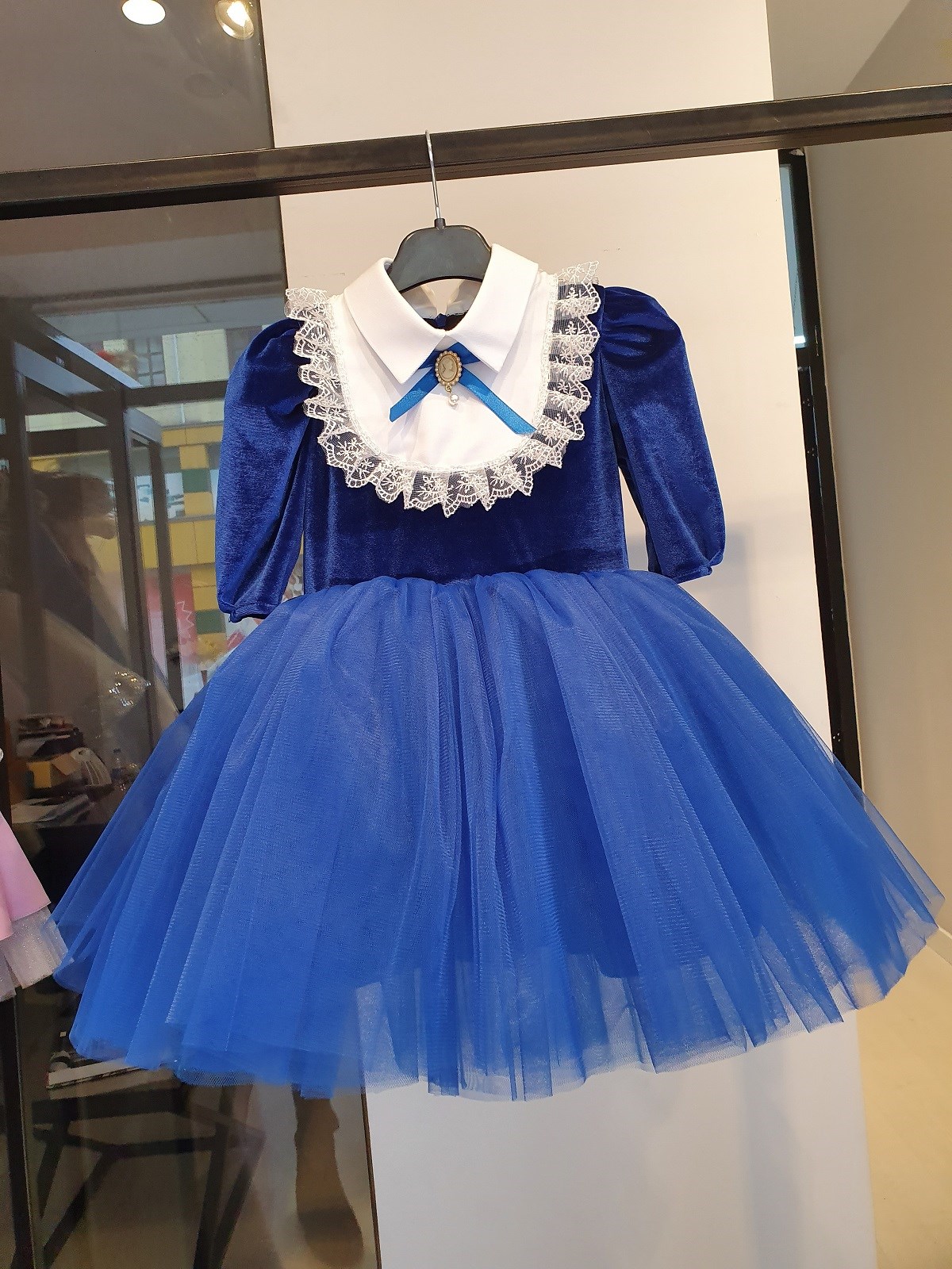 Saks mavi kadife dantel detaylı çocuk elbisesi
