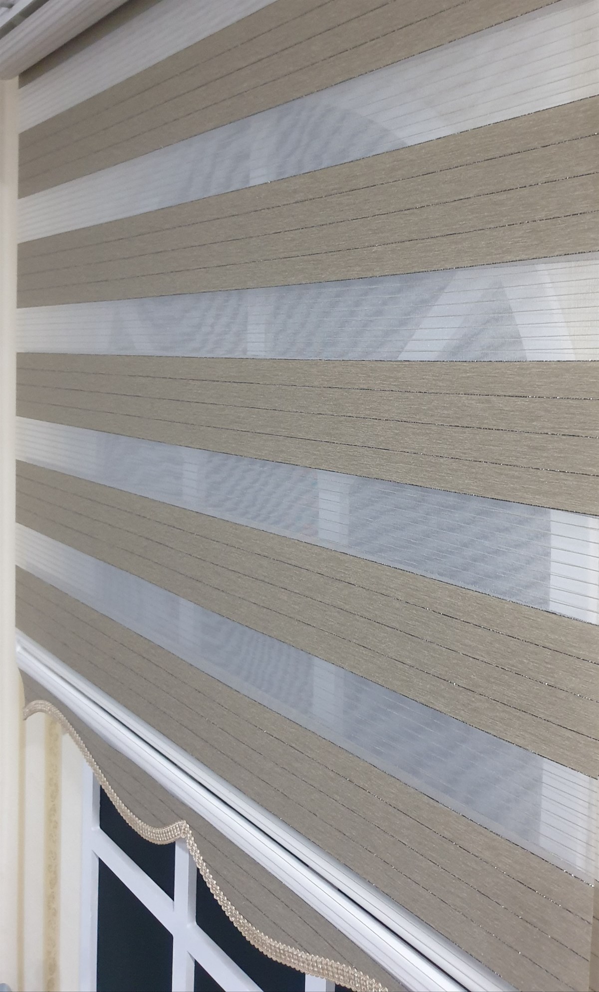 Zebra Stor Perde Organze Koyu Bej Gümüş Simli Etek Dilimli STB910