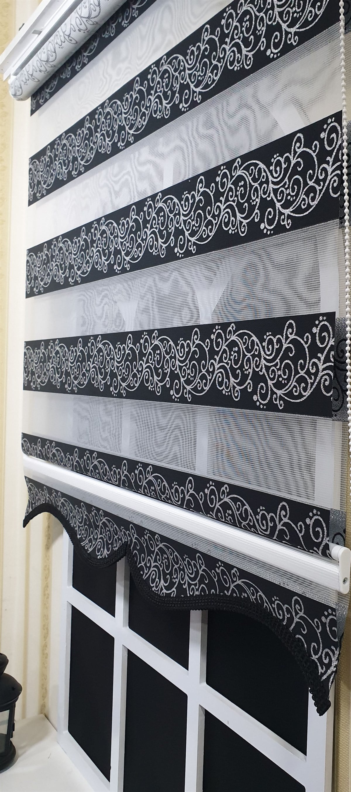 Zebra Stor Perde Siyah Sarmaşık Desen Gümüş Simli  Etek Dilimli STB9300 V 03