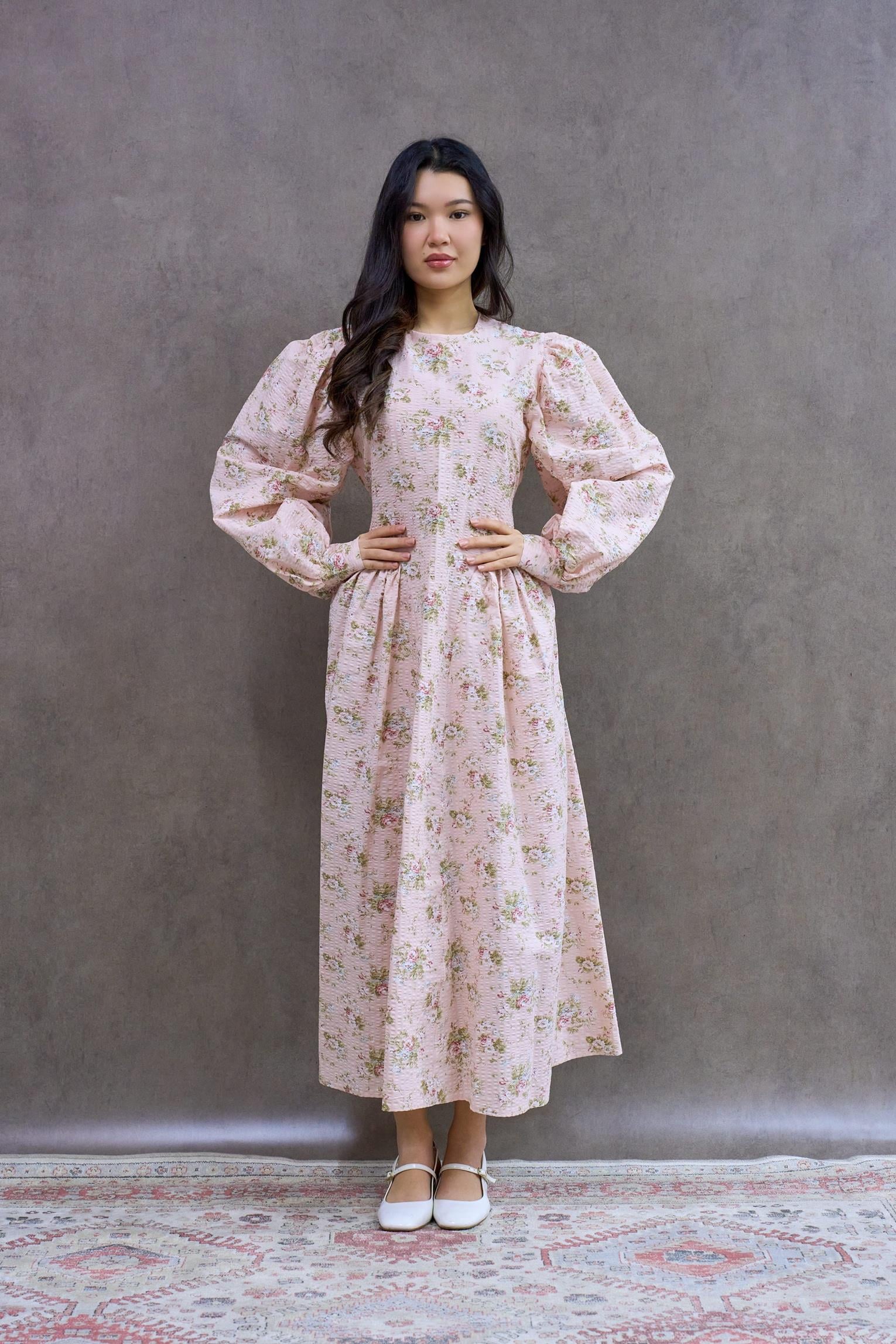 Pudra Vintage Çiçekli Gofre Pileli Uzun Kadın Elbise