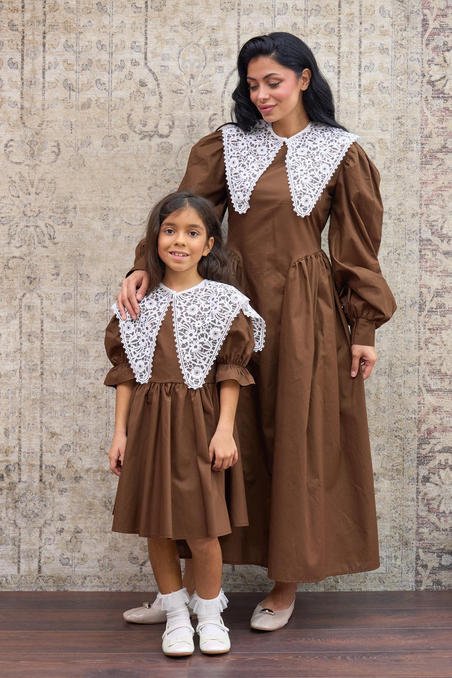 Vintage Seyyar Yakalı Acı Kahve Poplin Pileli Anne Elbise ve Vintage Yakalı Kız Çocuk Kloş Elbise Anne-Kız Kombini (TEKLİ SATILMAKTADIR)